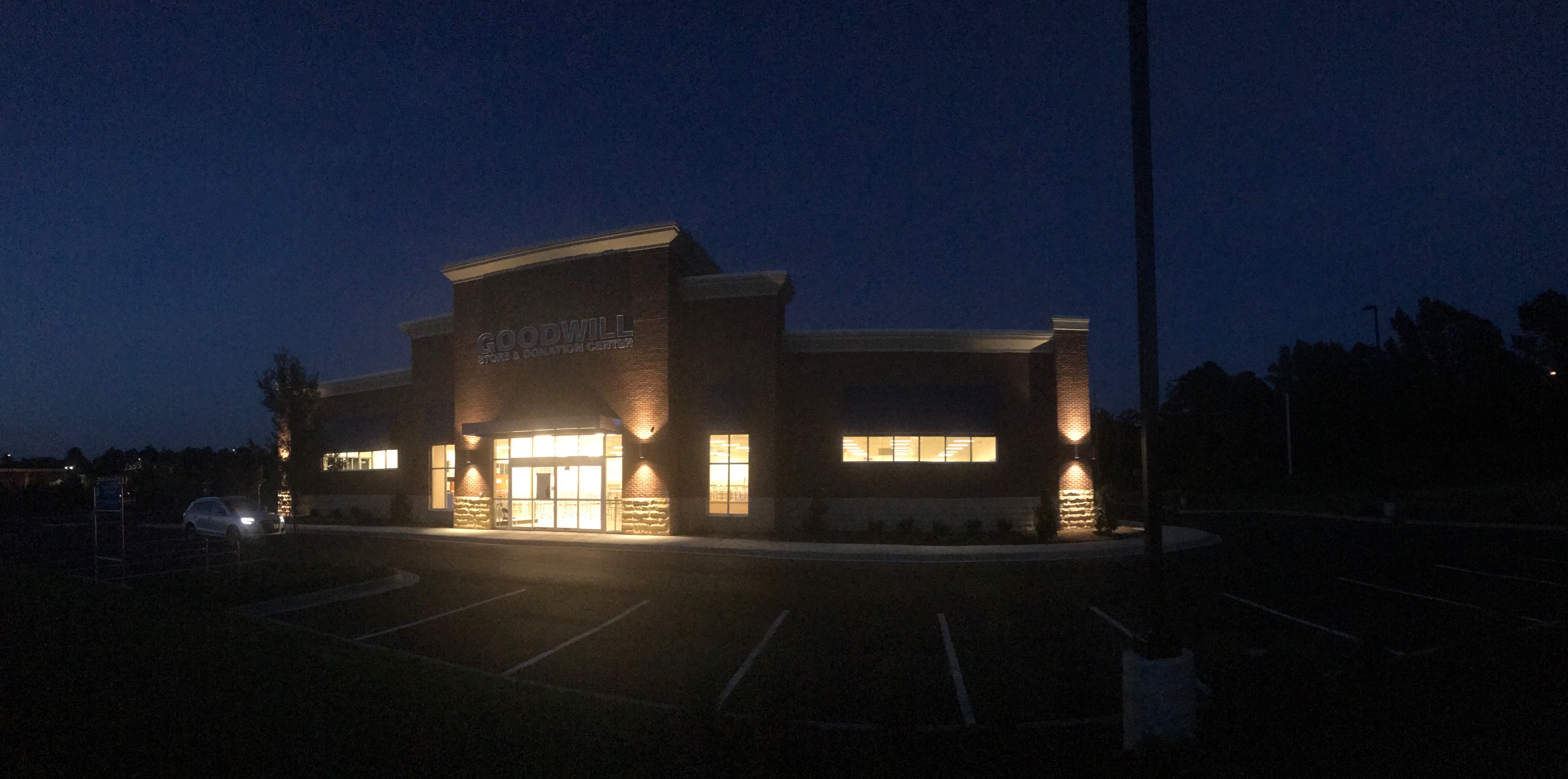 Picture of entire front of Goodwill Store